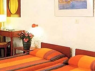 Apollo 4* Agia Marina (Aegina)